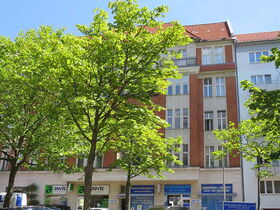 Wohn- und Geschäftshaus, Bayerischer Platz